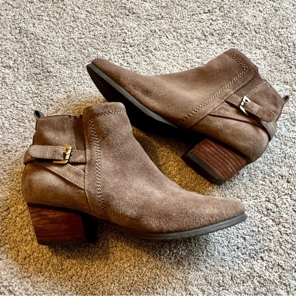 Blondo Idra Waterproof Ankle Booties Womens Size 8.5 Tan Suede Leather Zip Heel - Picture 1 of 9